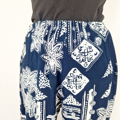Einzigartige und nachhaltige Vintage Hose in blau-weiss mit Ethno-Muster. Close-up.
