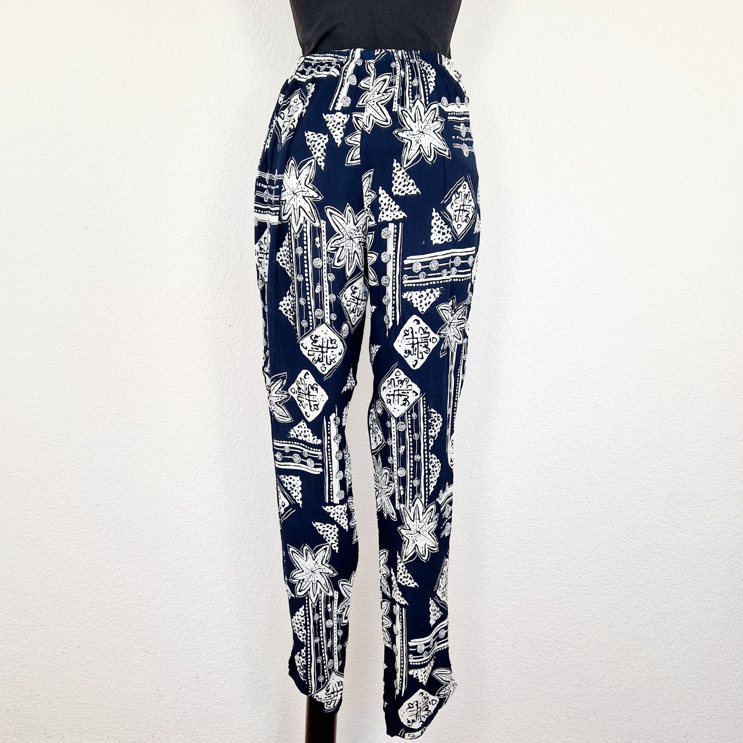Einzigartige und nachhaltige Vintage Hose in blau-weiss mit Ethno-Muster. Back.