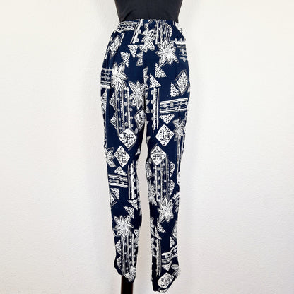 Einzigartige und nachhaltige Vintage Hose in blau-weiss mit Ethno-Muster. Back.