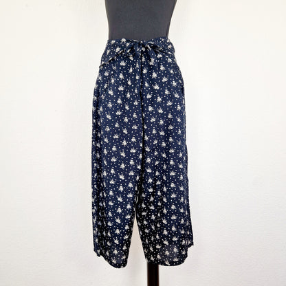 Einzigartige und nachhaltige Vintage Hose in dunkelblau-weiss mit Blumen und Gürtel. Unique and sustainable vintage pants in dark blue-white with flowers and belt. Front.