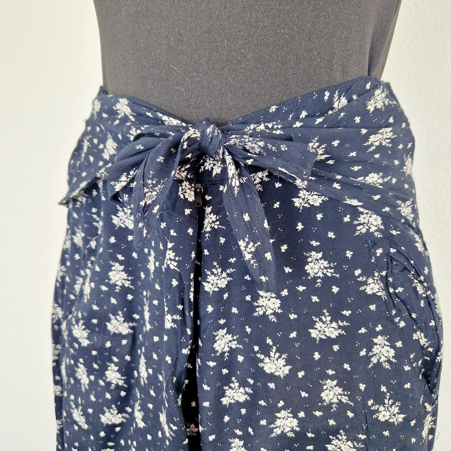 Einzigartige und nachhaltige Vintage Hose in dunkelblau-weiss mit Blumen und Gürtel. Unique and sustainable vintage pants in dark blue-white with flowers and belt. Belt.