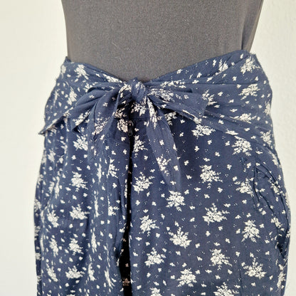 Einzigartige und nachhaltige Vintage Hose in dunkelblau-weiss mit Blumen und Gürtel. Unique and sustainable vintage pants in dark blue-white with flowers and belt. Belt.