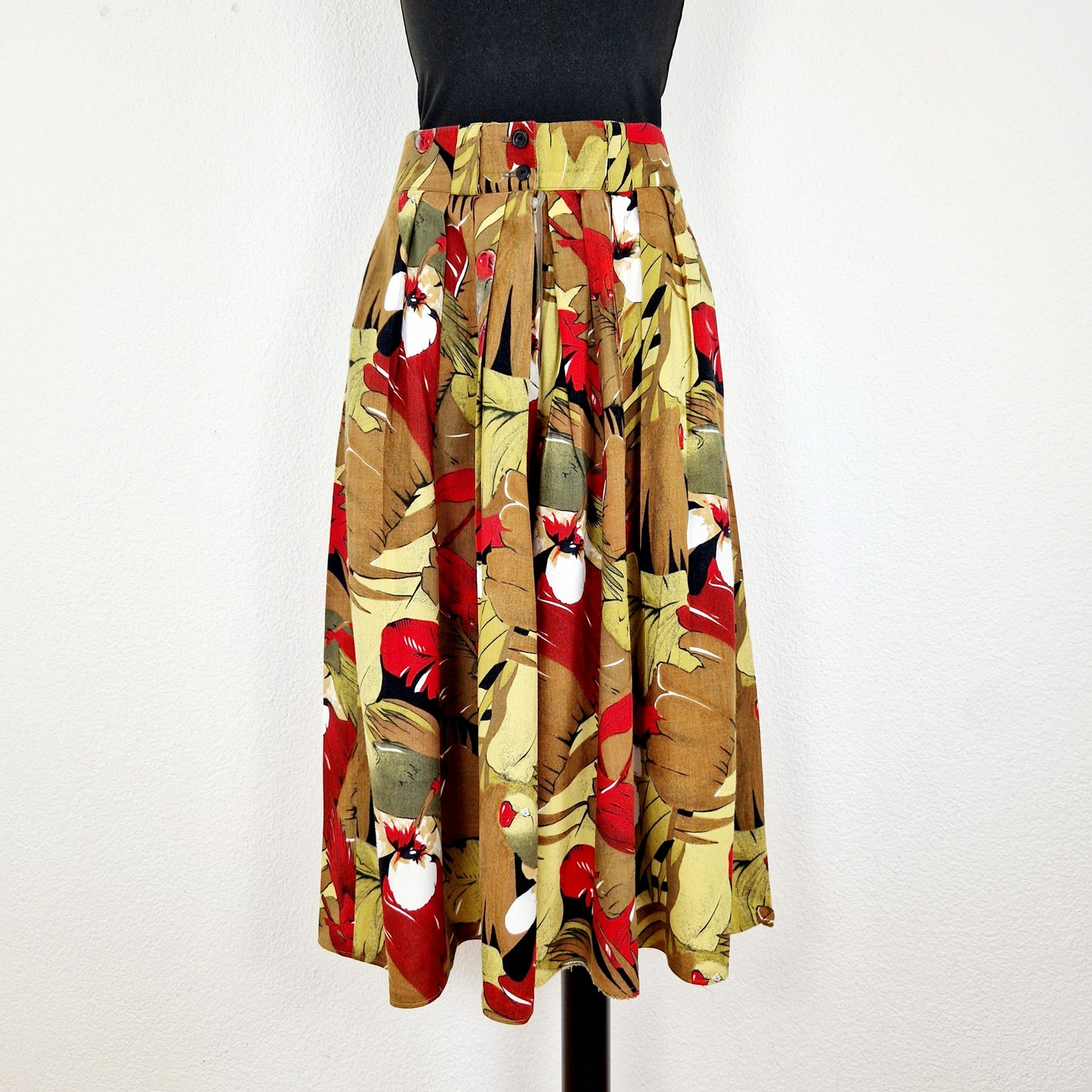 Einzigartige und nachhaltige Vintage Culotte in khaki-oliv-rot mit Papageien. Unique and sustainable vintage pair of culottes in khaki-olive-red with parrots. Front. 