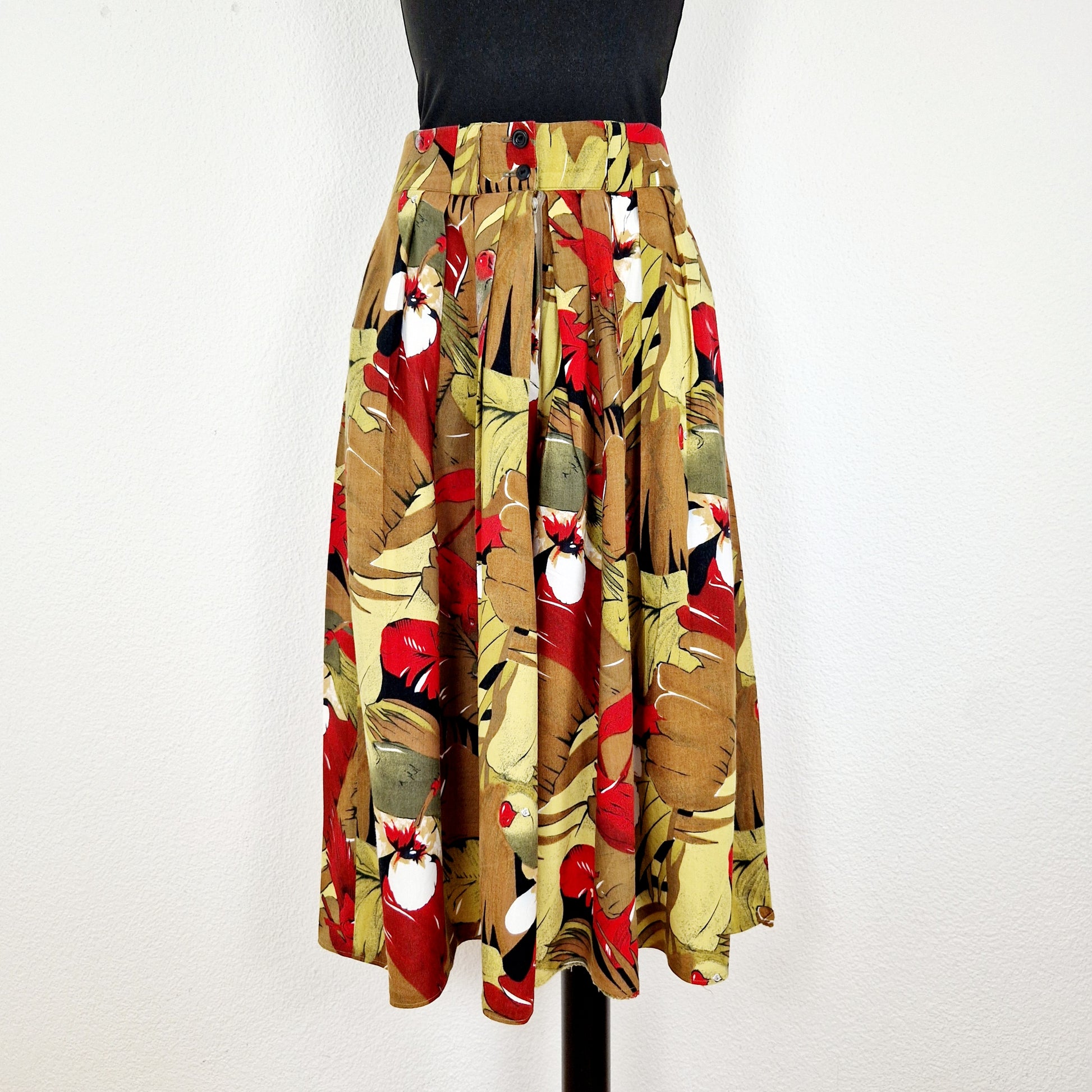 Einzigartige und nachhaltige Vintage Culotte in khaki-oliv-rot mit Papageien. Unique and sustainable vintage pair of culottes in khaki-olive-red with parrots. Front. 