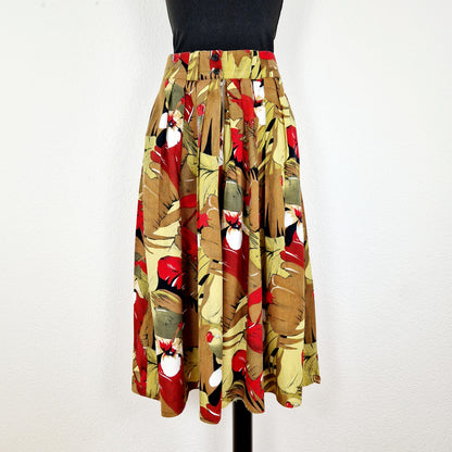 Einzigartige und nachhaltige Vintage Culotte in khaki-oliv-rot mit Papageien. Unique and sustainable vintage pair of culottes in khaki-olive-red with parrots. Front. 
