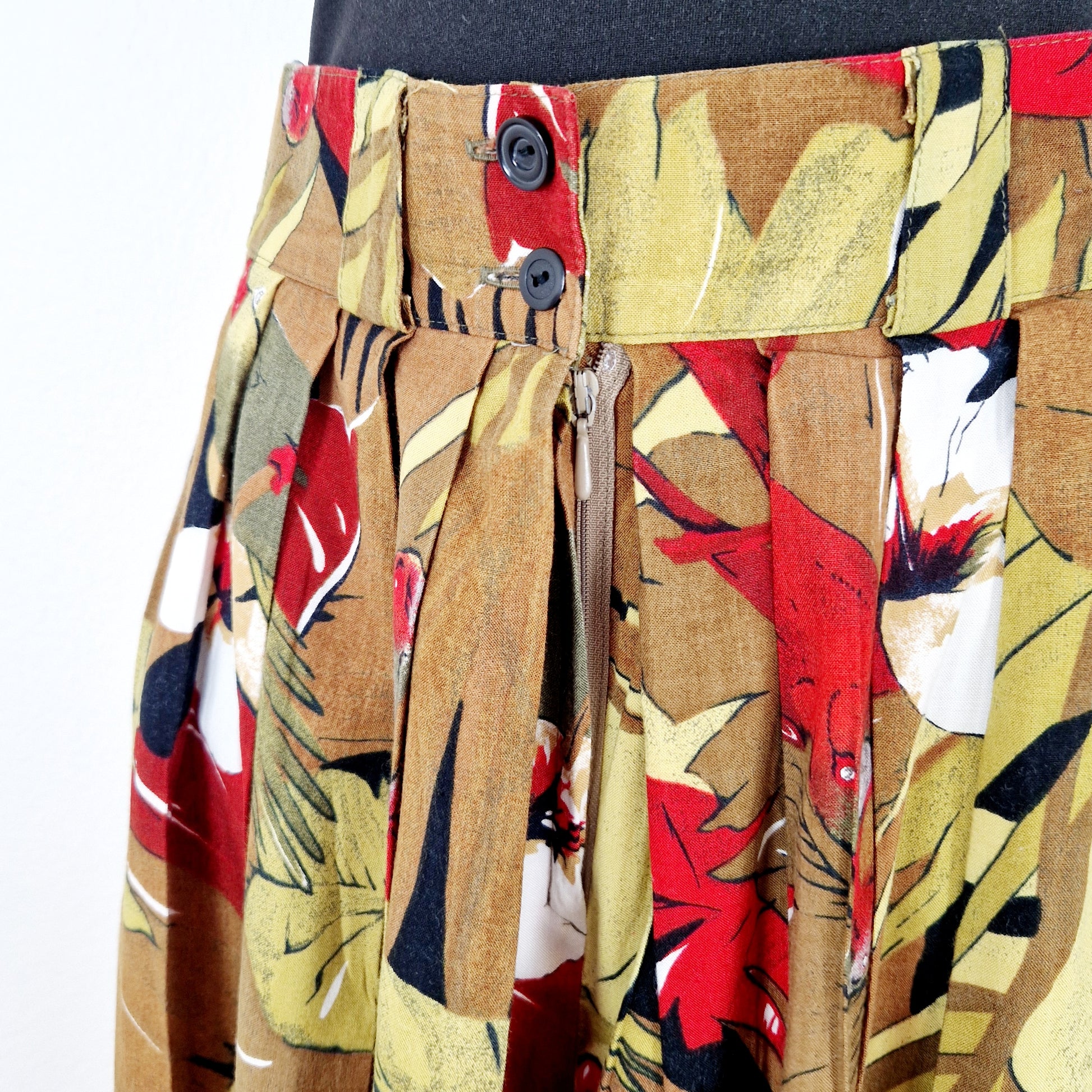 Einzigartige und nachhaltige Vintage Culotte in khaki-oliv-rot mit Papageien. Unique and sustainable vintage pair of culottes in khaki-olive-red with parrots. Close-up 2.