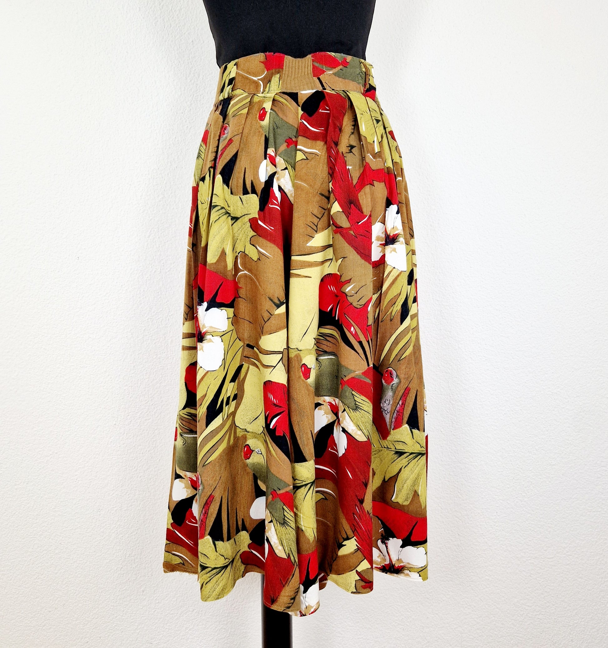 Einzigartige und nachhaltige Vintage Culotte in khaki-oliv-rot mit Papageien. Unique and sustainable vintage pair of culottes in khaki-olive-red with parrots. Back.