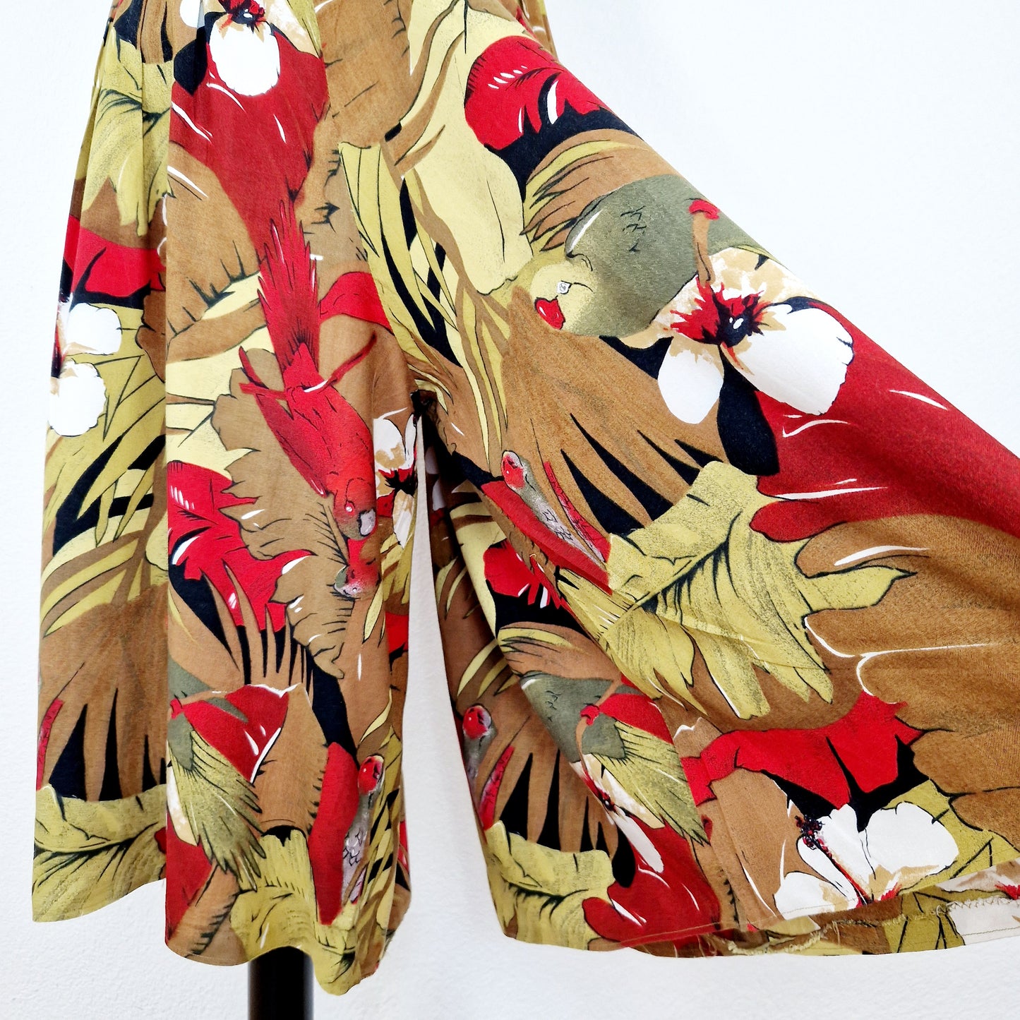 Einzigartige und nachhaltige Vintage Culotte in khaki-oliv-rot mit Papageien. Unique and sustainable vintage pair of culottes in khaki-olive-red with parrots. Close-up 3.