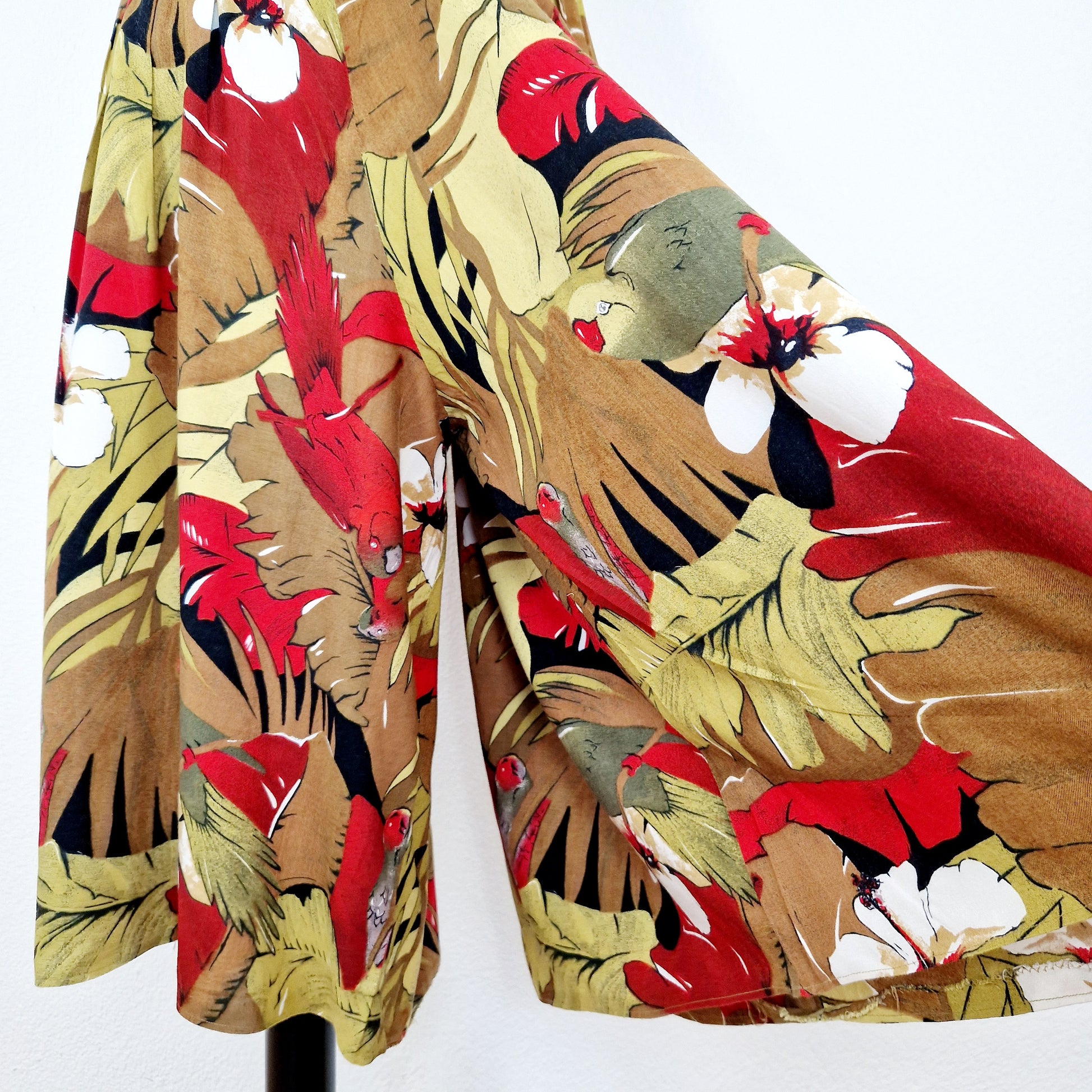 Einzigartige und nachhaltige Vintage Culotte in khaki-oliv-rot mit Papageien. Unique and sustainable vintage pair of culottes in khaki-olive-red with parrots. Close-up 3.