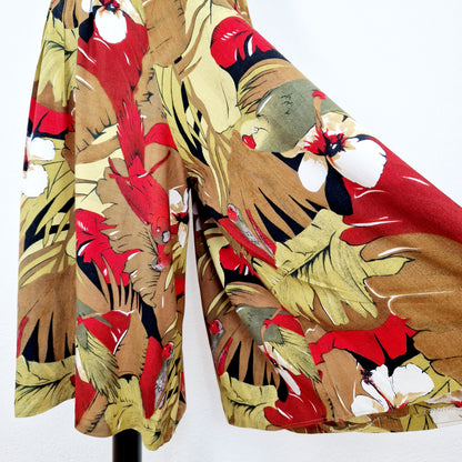 Einzigartige und nachhaltige Vintage Culotte in khaki-oliv-rot mit Papageien. Unique and sustainable vintage pair of culottes in khaki-olive-red with parrots. Close-up 3.
