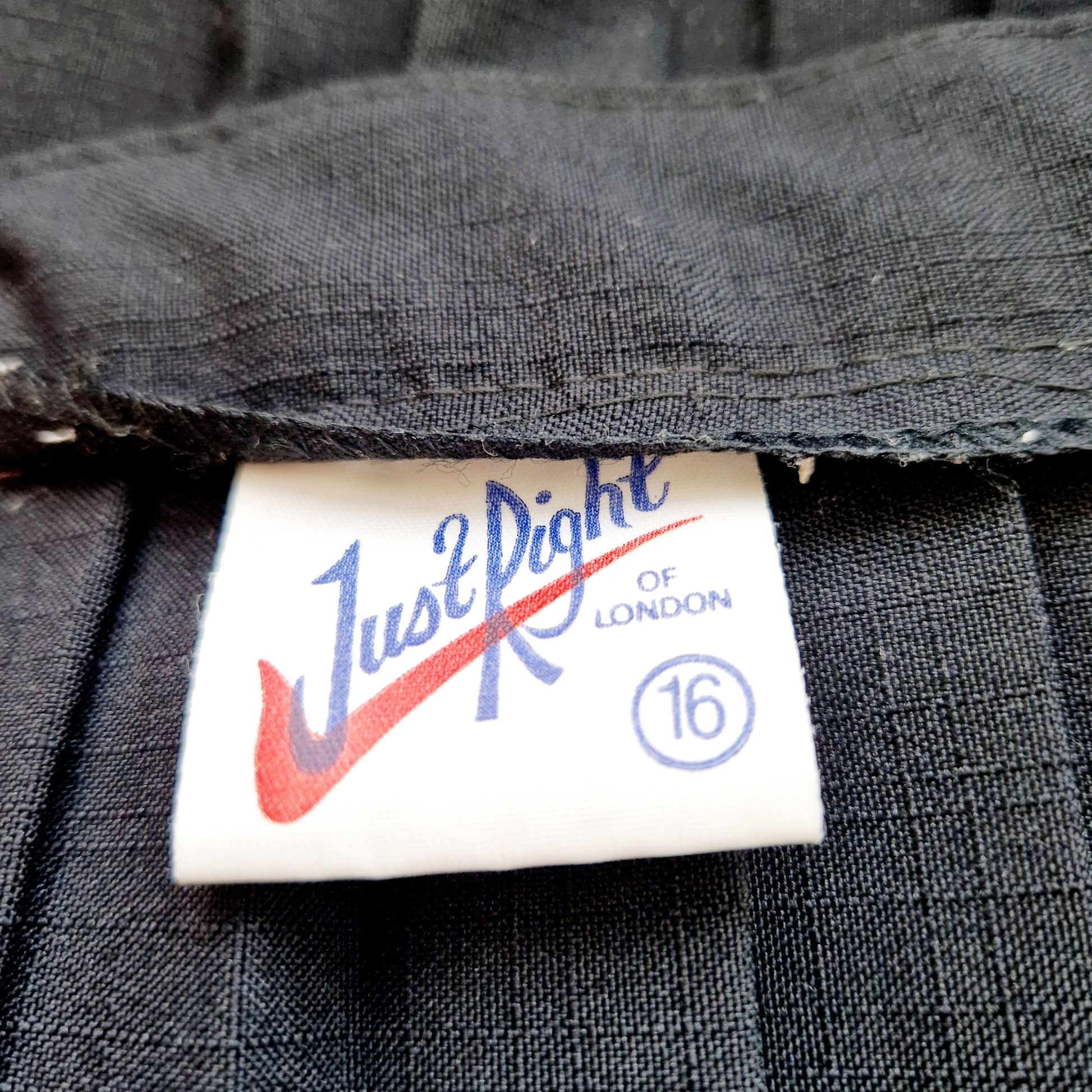 Einzigartiger und nachhaltiger Vintage Rock, Wickelrock, in schwarz. Unique and sustainable vintage skirt, wrap skirt, in black. Tag.