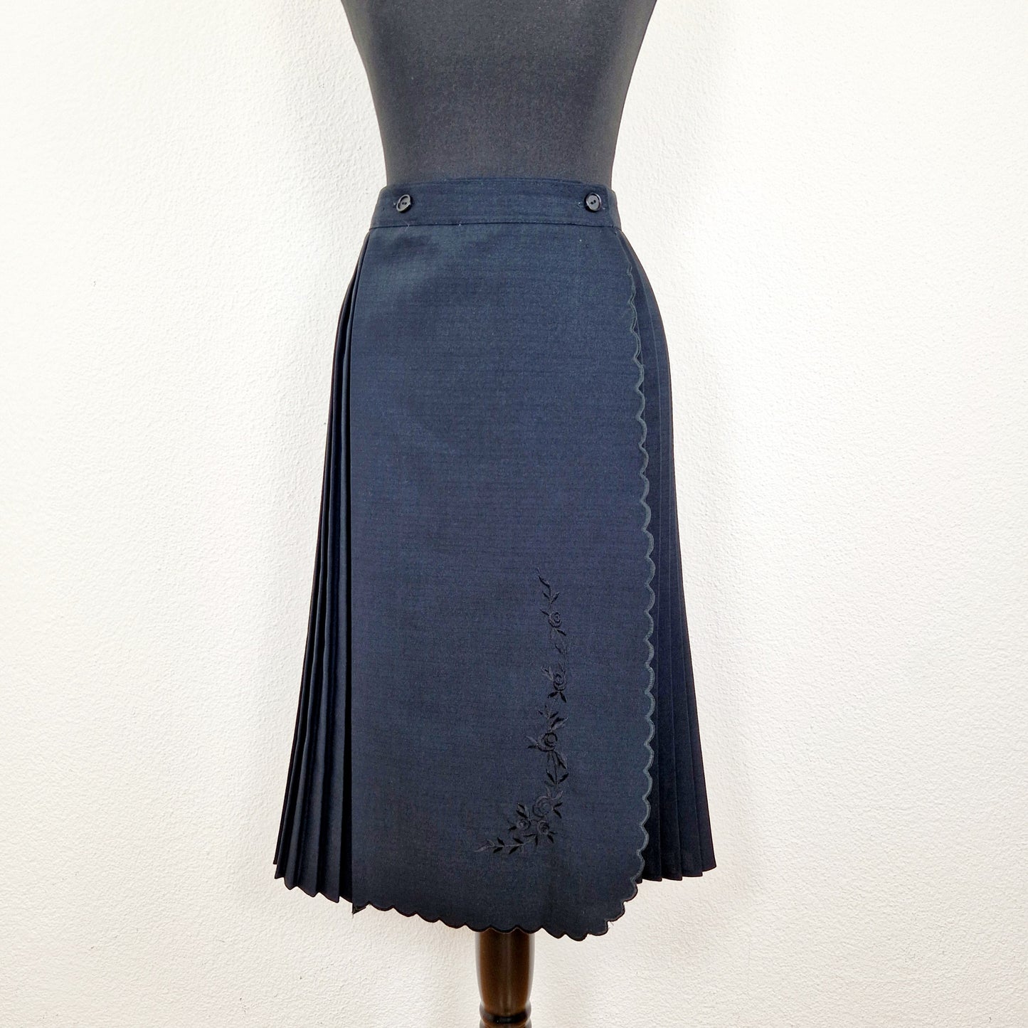 Einzigartiger und nachhaltiger Vintage Rock, Wickelrock, in schwarz. Unique and sustainable vintage skirt, wrap skirt, in black. Front.