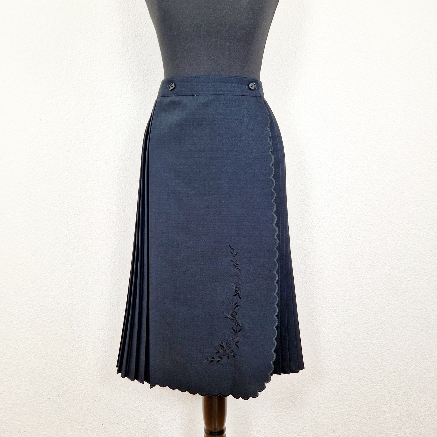 Einzigartiger und nachhaltiger Vintage Rock, Wickelrock, in schwarz. Unique and sustainable vintage skirt, wrap skirt, in black. Front.