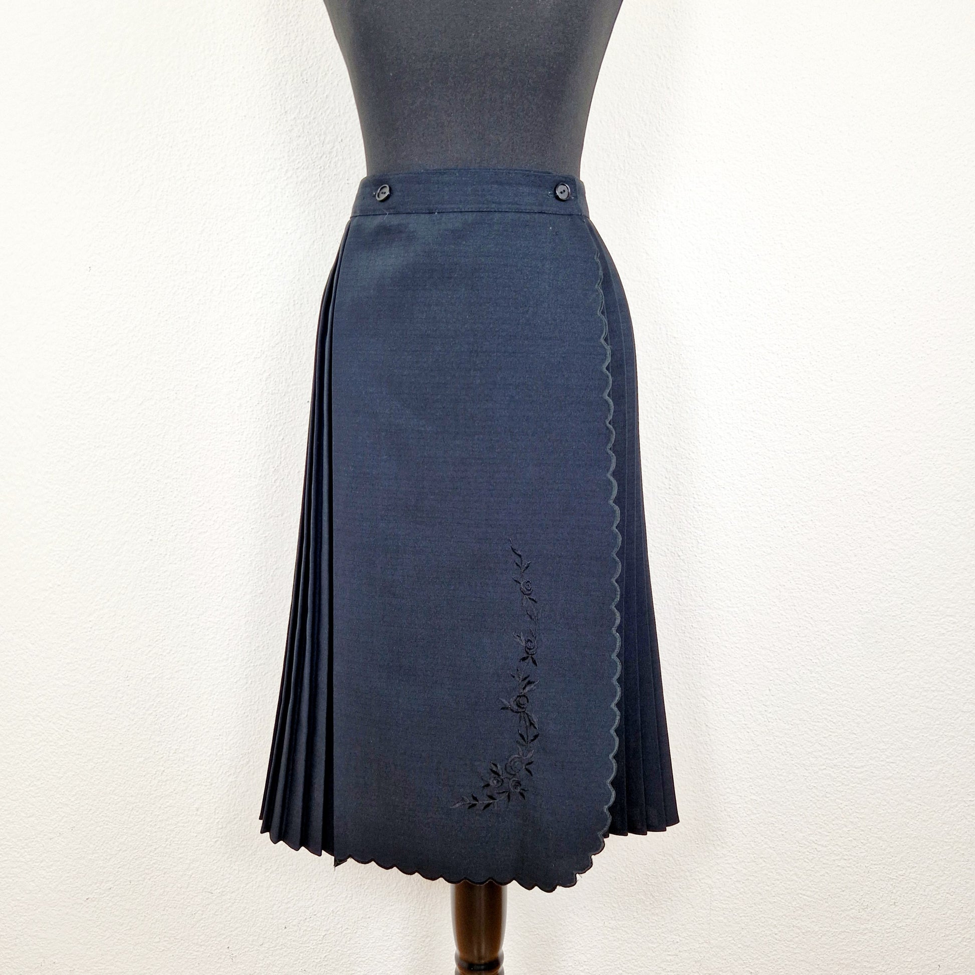 Einzigartiger und nachhaltiger Vintage Rock, Wickelrock, in schwarz. Unique and sustainable vintage skirt, wrap skirt, in black. Front.