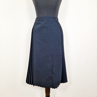 Einzigartiger und nachhaltiger Vintage Rock, Wickelrock, in schwarz. Unique and sustainable vintage skirt, wrap skirt, in black. Front.