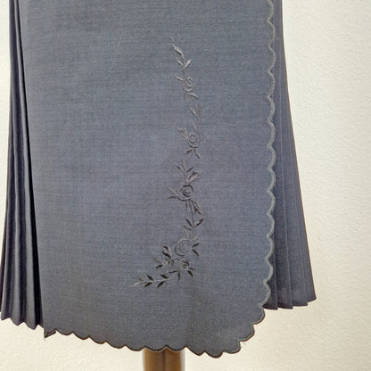 Einzigartiger und nachhaltiger Vintage Rock, Wickelrock, in schwarz. Unique and sustainable vintage skirt, wrap skirt, in black. Close-up 2.