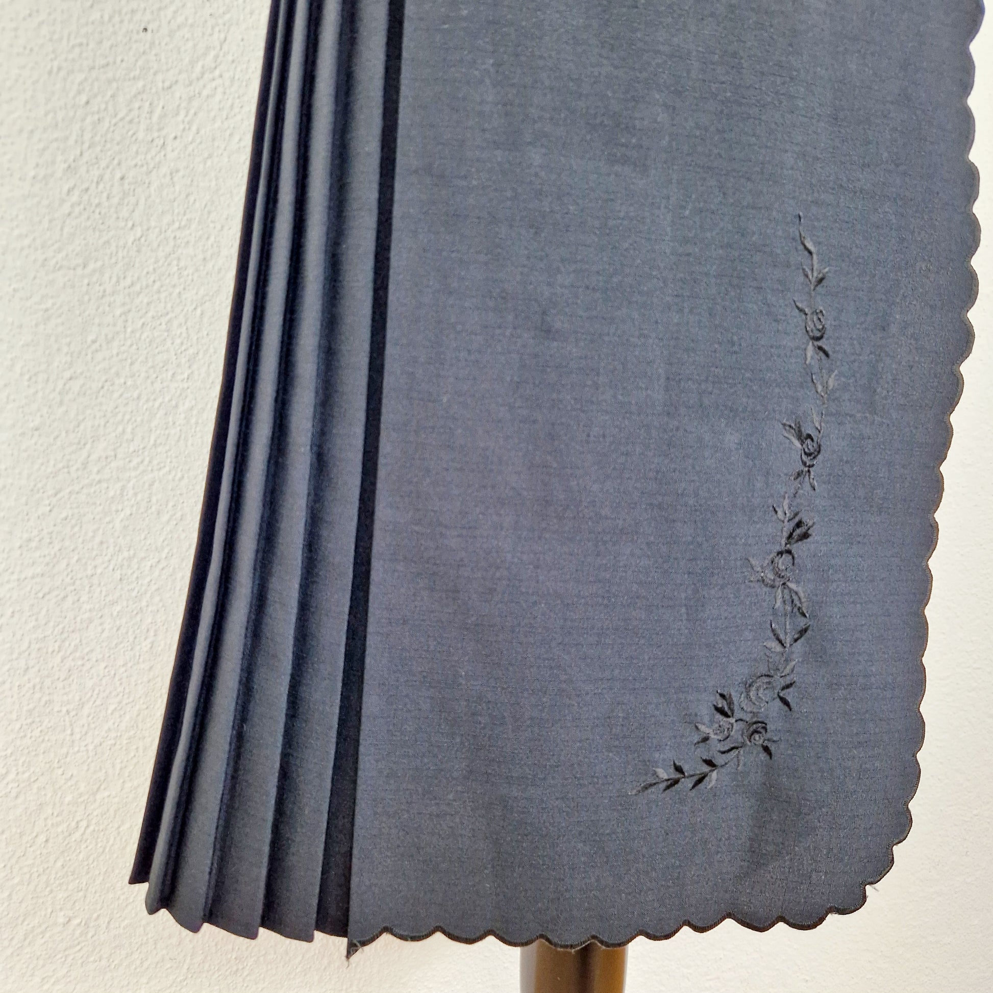 Einzigartiger und nachhaltiger Vintage Rock, Wickelrock, in schwarz. Unique and sustainable vintage skirt, wrap skirt, in black. Close-up.