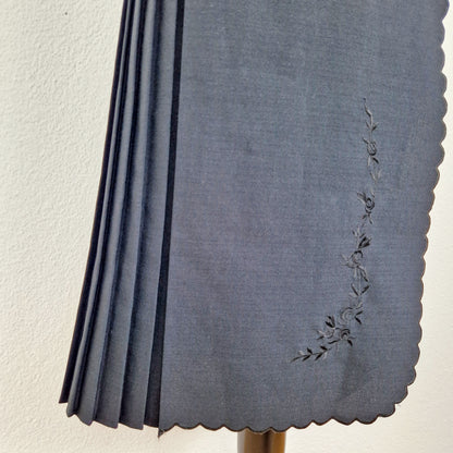 Einzigartiger und nachhaltiger Vintage Rock, Wickelrock, in schwarz. Unique and sustainable vintage skirt, wrap skirt, in black. Close-up.