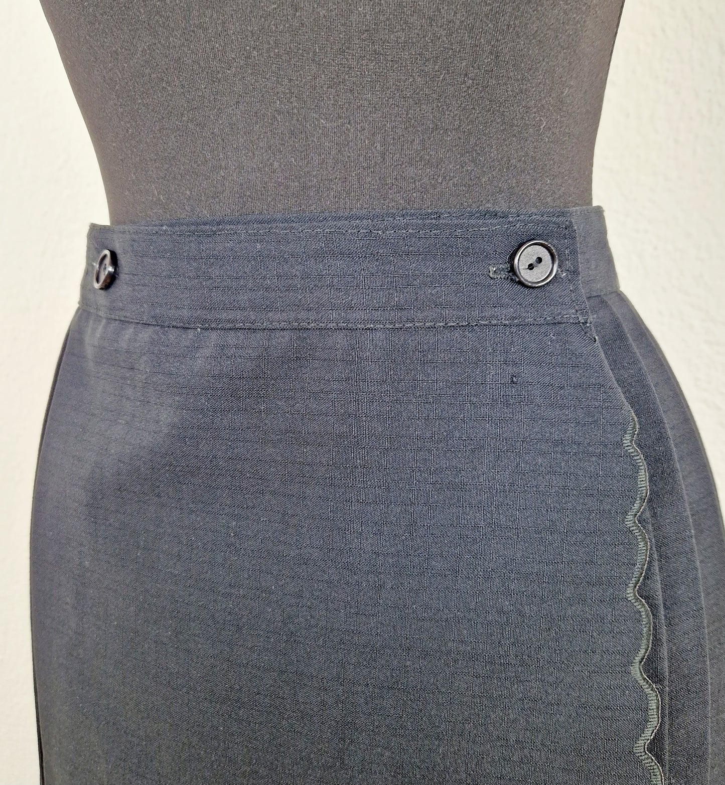 Einzigartiger und nachhaltiger Vintage Rock, Wickelrock, in schwarz. Unique and sustainable vintage skirt, wrap skirt, in black. Close-up.