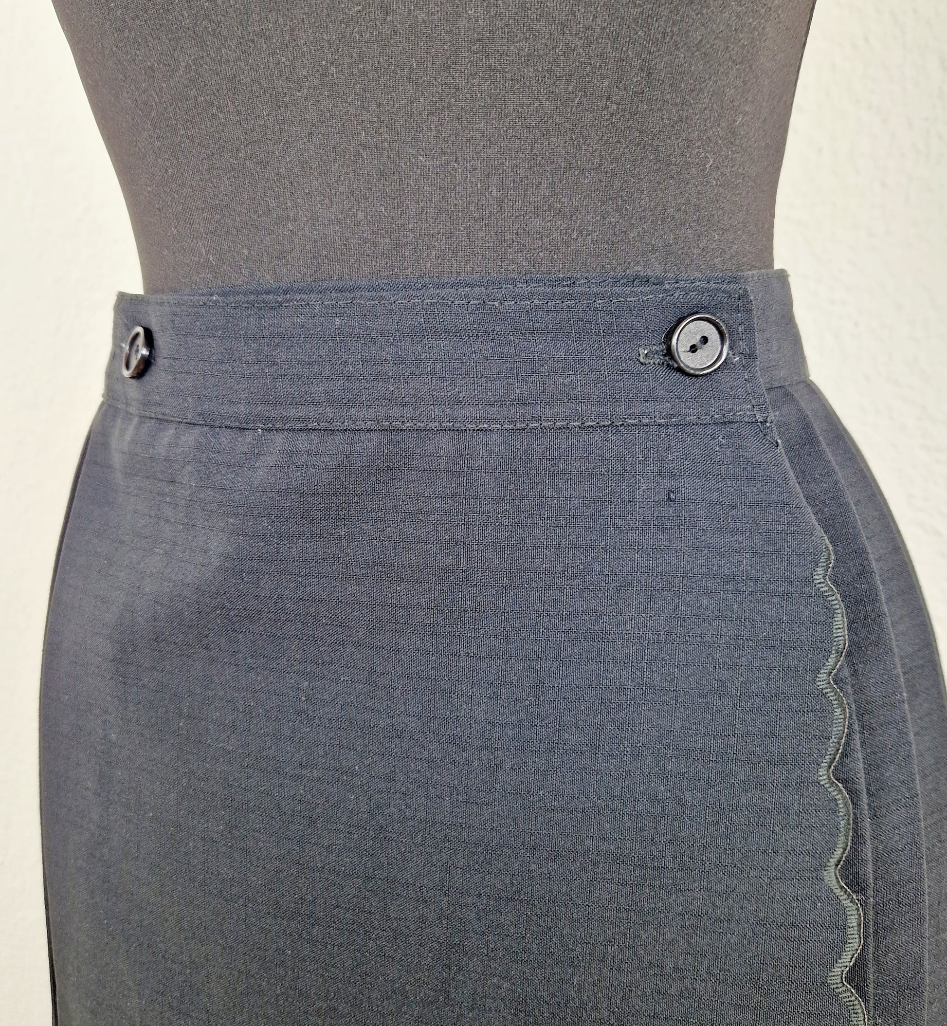 Einzigartiger und nachhaltiger Vintage Rock, Wickelrock, in schwarz. Unique and sustainable vintage skirt, wrap skirt, in black. Close-up.