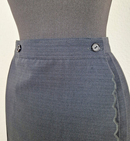 Einzigartiger und nachhaltiger Vintage Rock, Wickelrock, in schwarz. Unique and sustainable vintage skirt, wrap skirt, in black. Close-up.