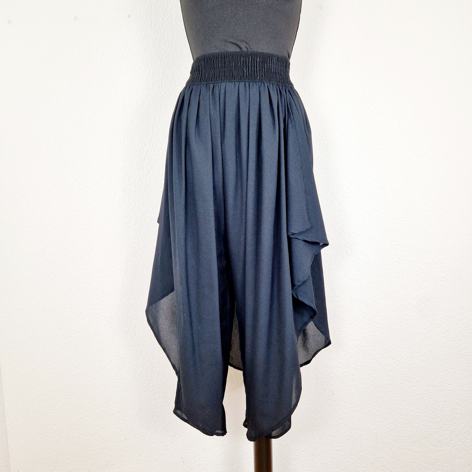 Einzigartige und nachhaltige Vintage Culotte in schwarz. Unique and sustainable vintage pair of culottes in black. Front.