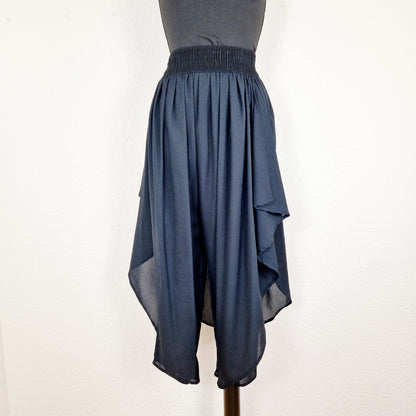 Einzigartige und nachhaltige Vintage Culotte in schwarz. Unique and sustainable vintage pair of culottes in black. Front.