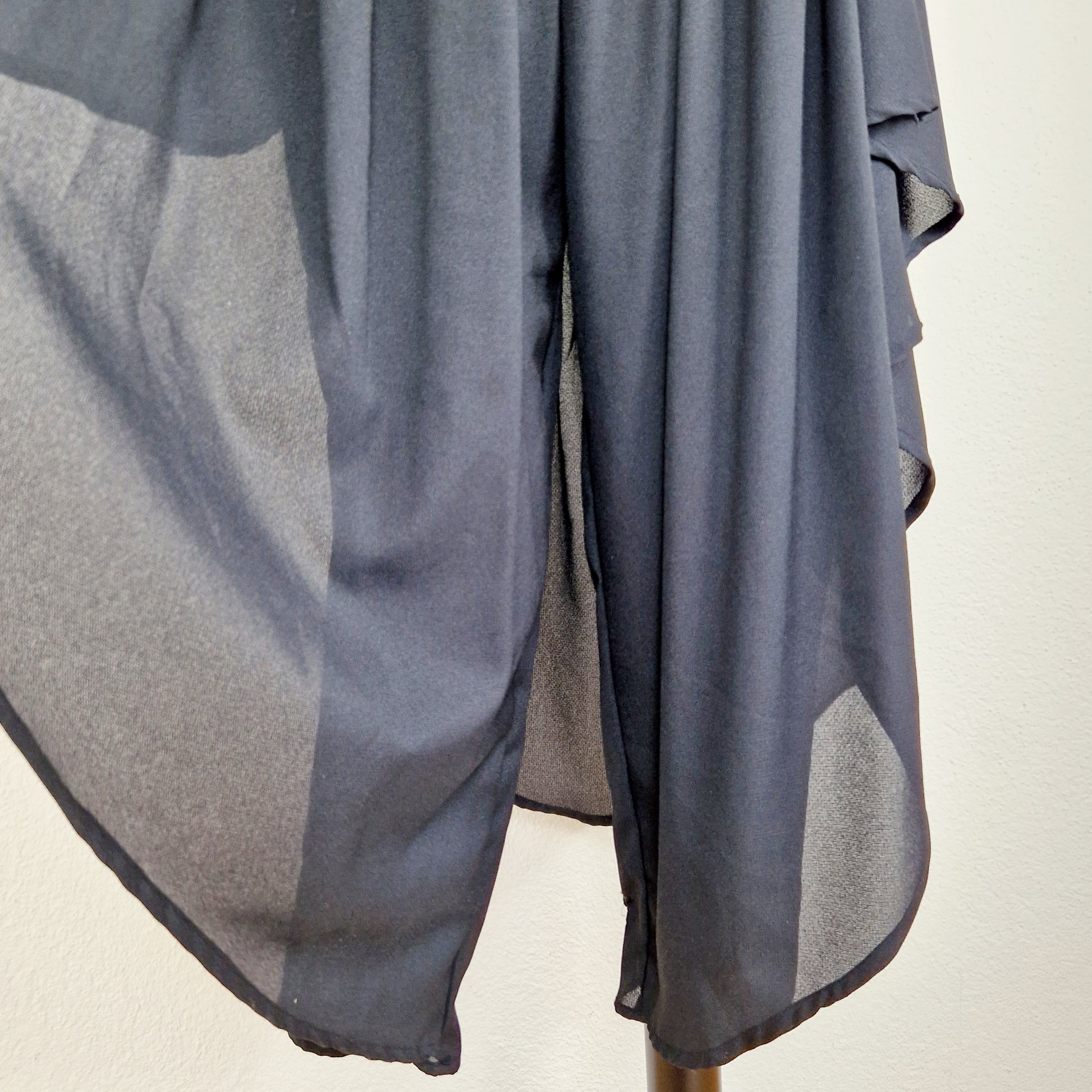 Einzigartige und nachhaltige Vintage Culotte in schwarz. Unique and sustainable vintage pair of culottes in black. Close-up 2.