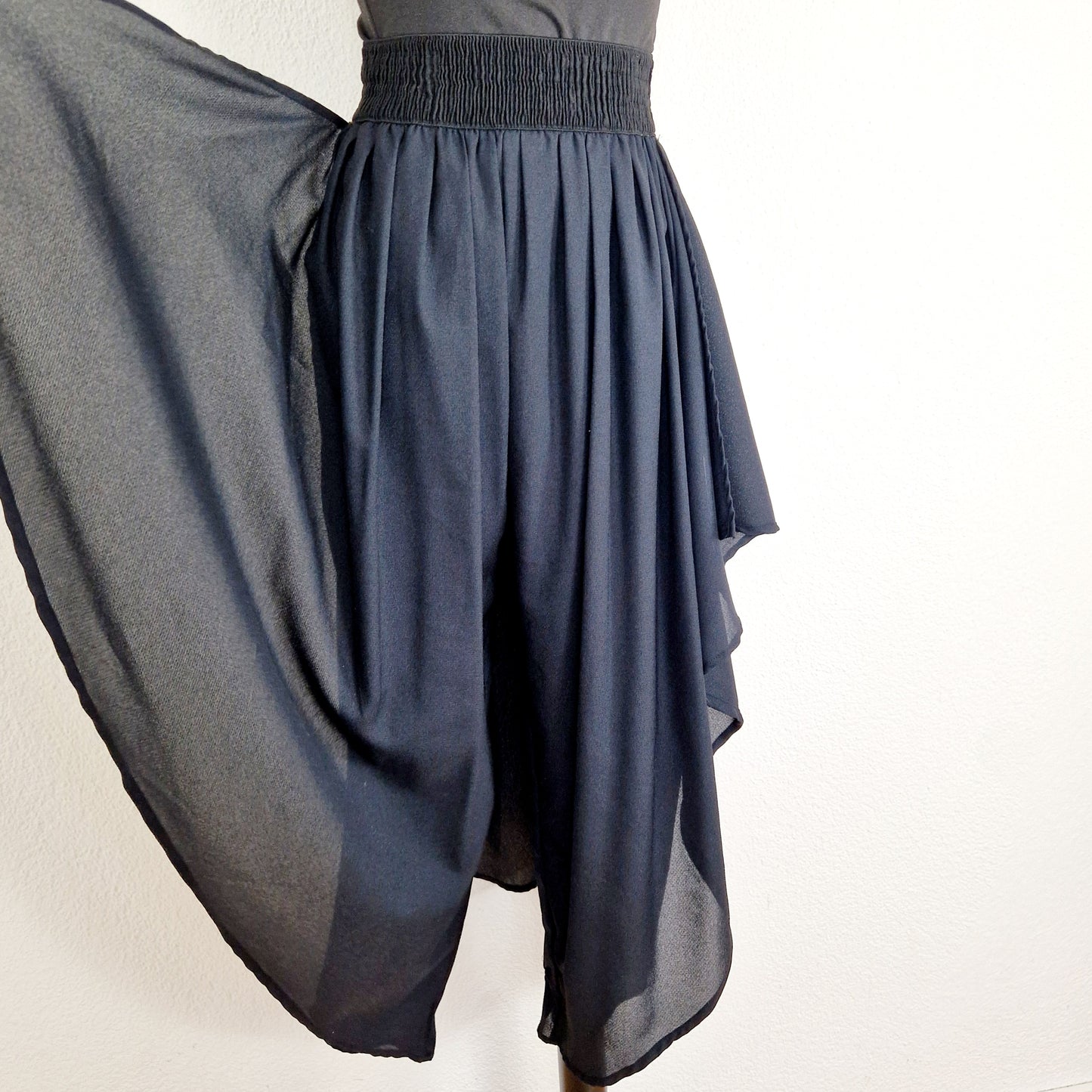 Einzigartige und nachhaltige Vintage Culotte in schwarz. Unique and sustainable vintage pair of culottes in black. Close-up.