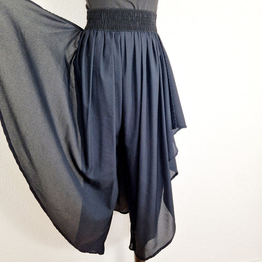 Einzigartige und nachhaltige Vintage Culotte in schwarz. Unique and sustainable vintage pair of culottes in black. Close-up.