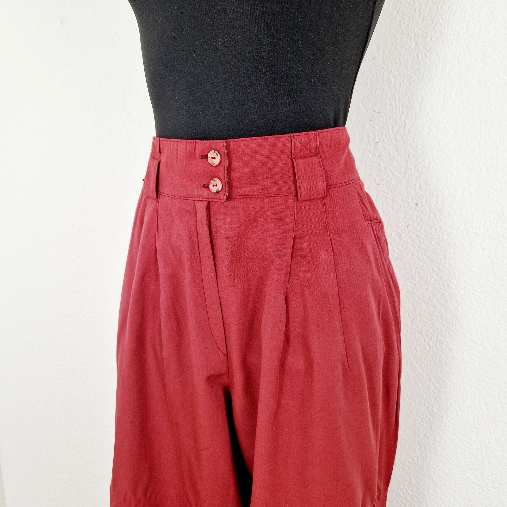 Einzigartige und nachhaltige Vintage Hose in weinrot. Unique and sustainable vintage trousers in wine red. Close-up.