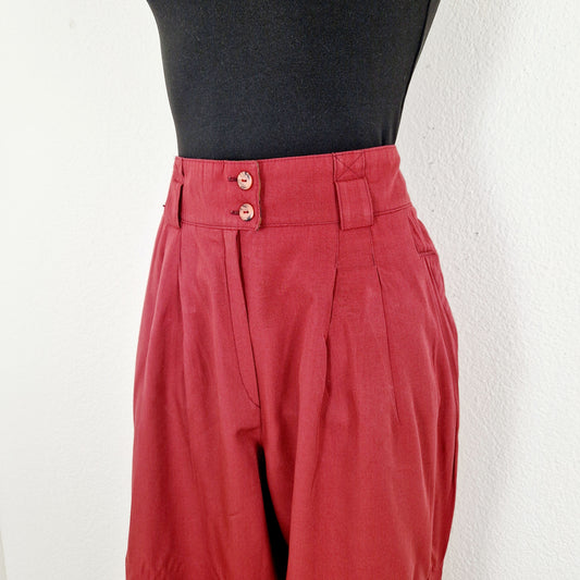 Einzigartige und nachhaltige Vintage Hose in weinrot. Unique and sustainable vintage trousers in wine red. Close-up.