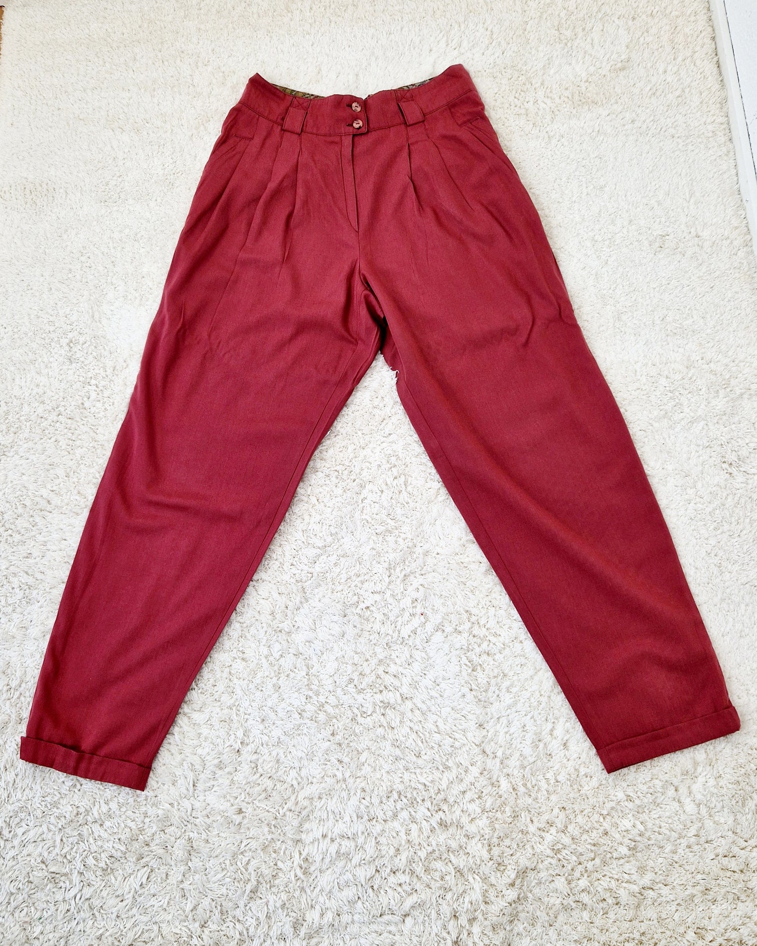 Einzigartige und nachhaltige Vintage Hose in weinrot. Unique and sustainable vintage trousers in wine red. Front.