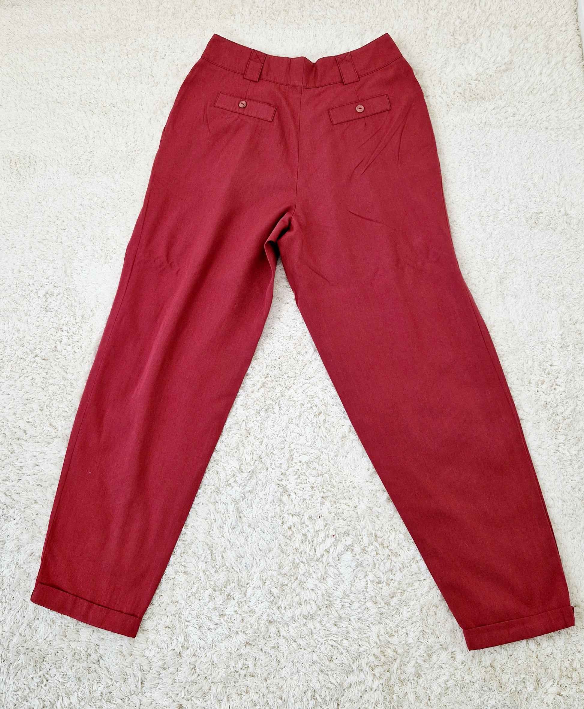 Einzigartige und nachhaltige Vintage Hose in weinrot. Unique and sustainable vintage trousers in wine red. Back.