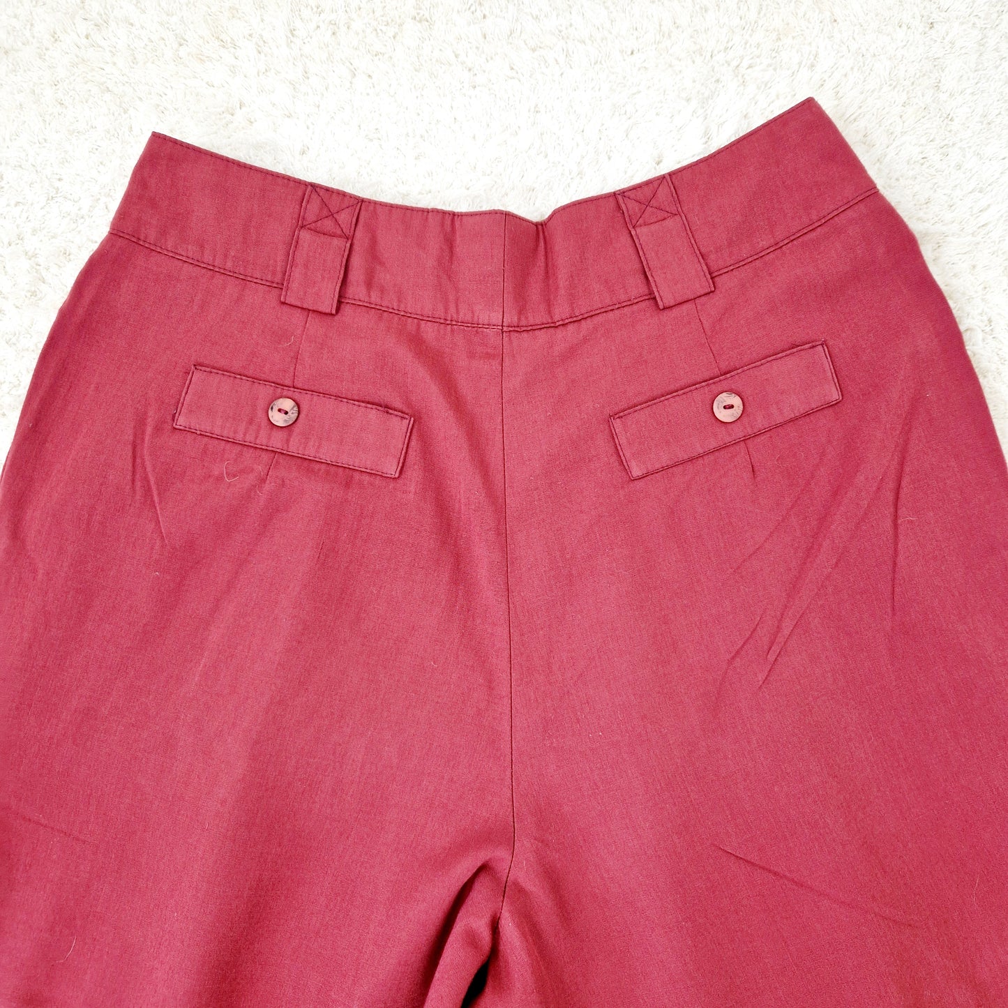 Einzigartige und nachhaltige Vintage Hose in weinrot. Unique and sustainable vintage trousers in wine red. Close-up 2.