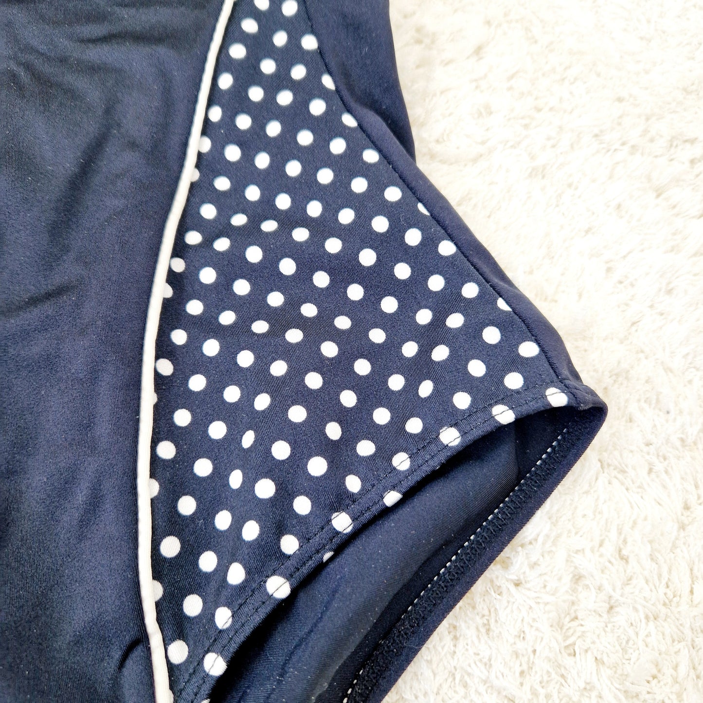 Einzigartiger und nachhaltiger Vintage Badeanzug in schwarz-weiss mit Punkten. Close-up 2.