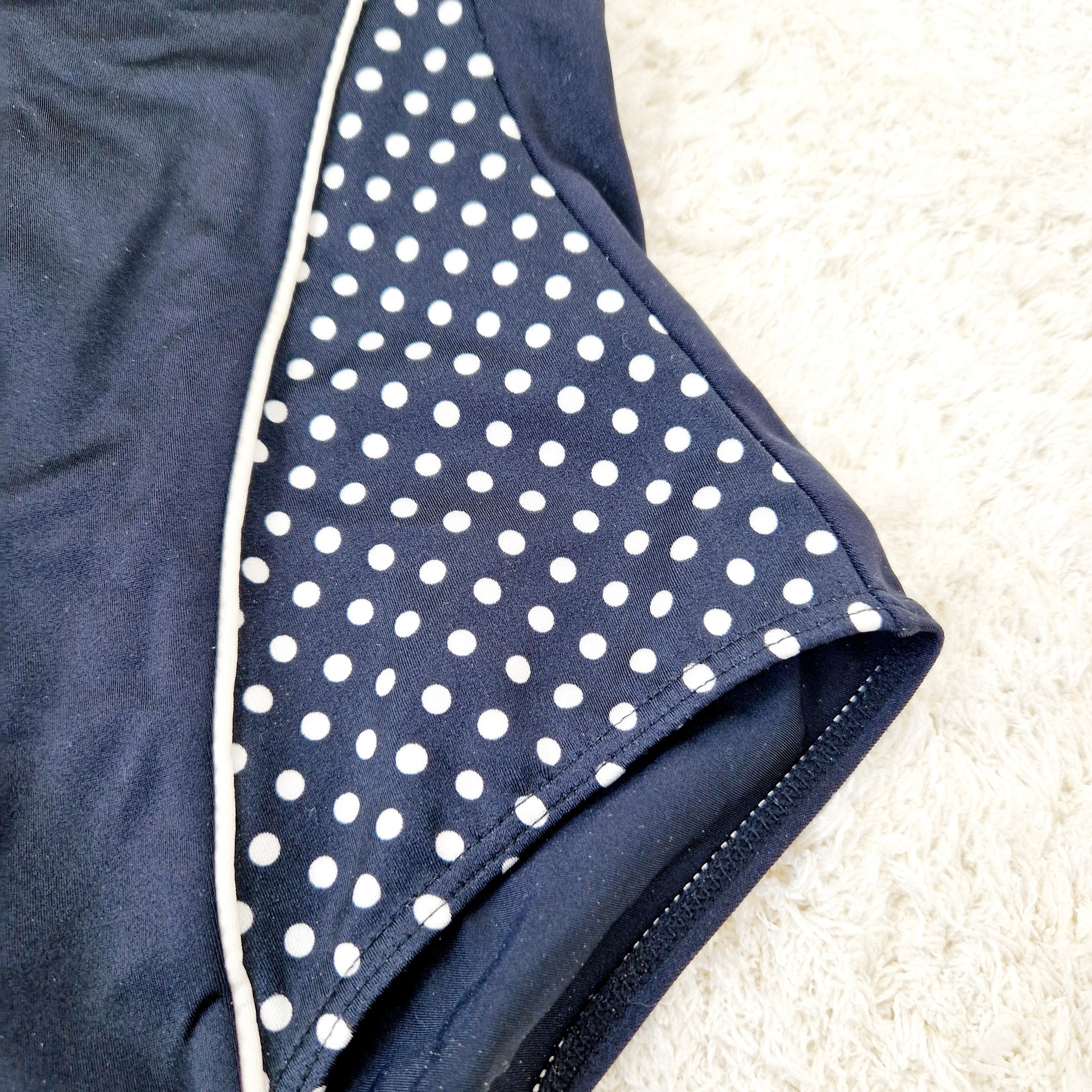 Einzigartiger und nachhaltiger Vintage Badeanzug in schwarz-weiss mit Punkten. Close-up 2.