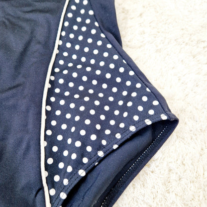 Einzigartiger und nachhaltiger Vintage Badeanzug in schwarz-weiss mit Punkten. Close-up 2.