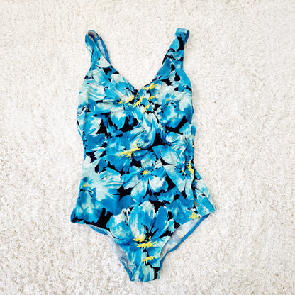Einzigartiger und nachhaltiger Vintage Badeanzug in blau-gelb-mint mit Blumen. Unique and sustainable vintage swimsuit in blue-yellow-mint with flowers. Front.