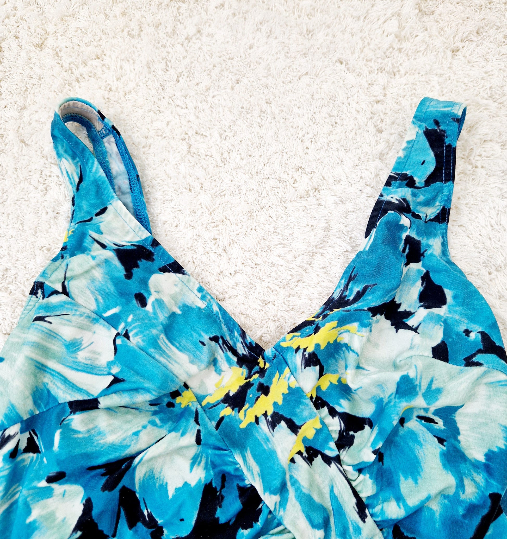 Einzigartiger und nachhaltiger Vintage Badeanzug in blau-gelb-mint mit Blumen. Unique and sustainable vintage swimsuit in blue-yellow-mint with flowers. Close-up 2.