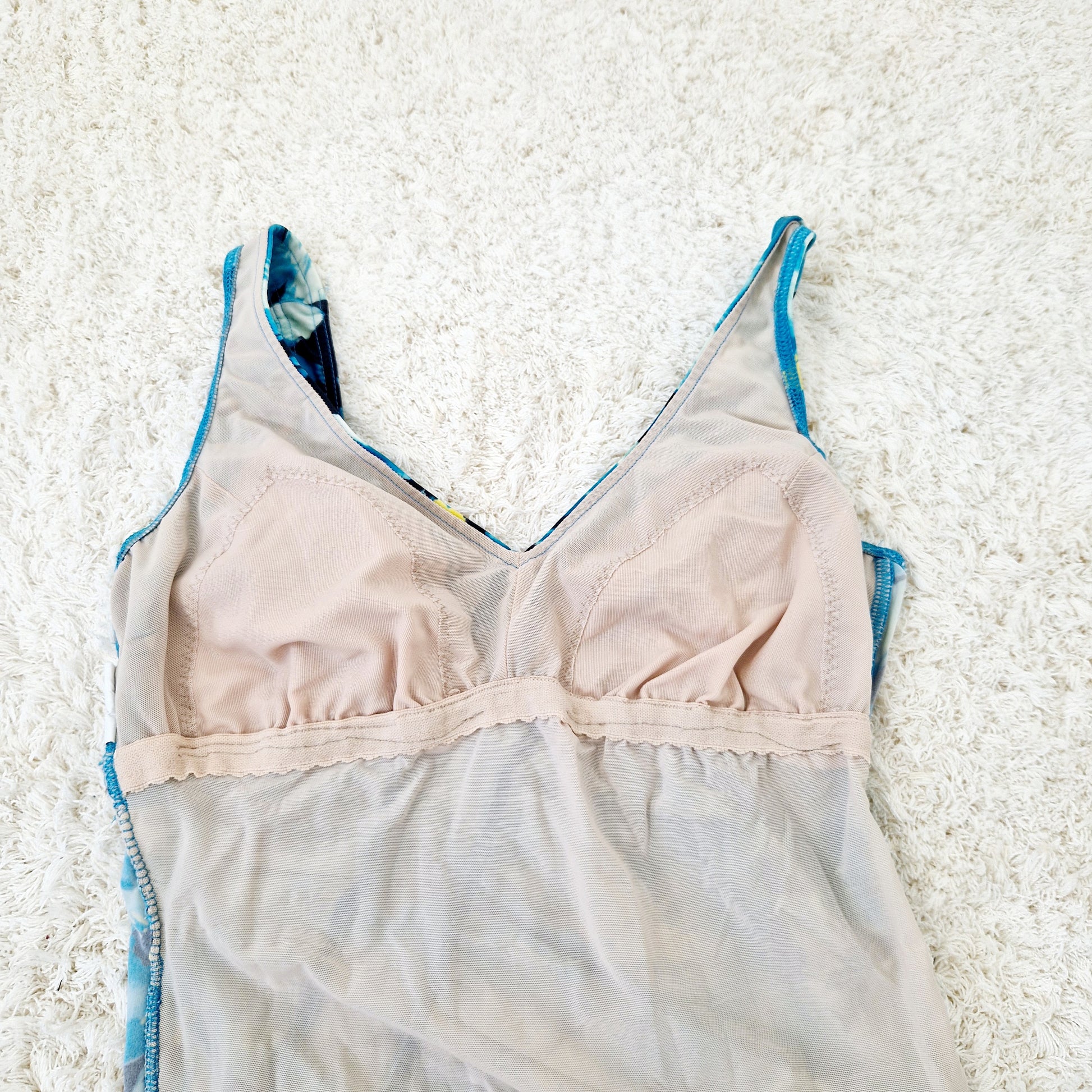 Einzigartiger und nachhaltiger Vintage Badeanzug in blau-gelb-mint mit Blumen. Unique and sustainable vintage swimsuit in blue-yellow-mint with flowers. Inside out.