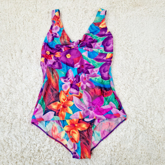 Einzigartiger und nachhaltiger Vintage Badeanzug in violett-grün-türkis mit Blumen. Unique and sustainable vintage swimsuit in purple-green-turquois with flowers. Front.