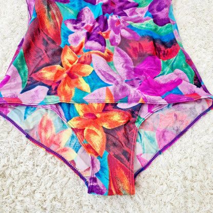 Einzigartiger und nachhaltiger Vintage Badeanzug in violett-grün-türkis mit Blumen. Unique and sustainable vintage swimsuit in purple-green-turquois with flowers. Close-up.