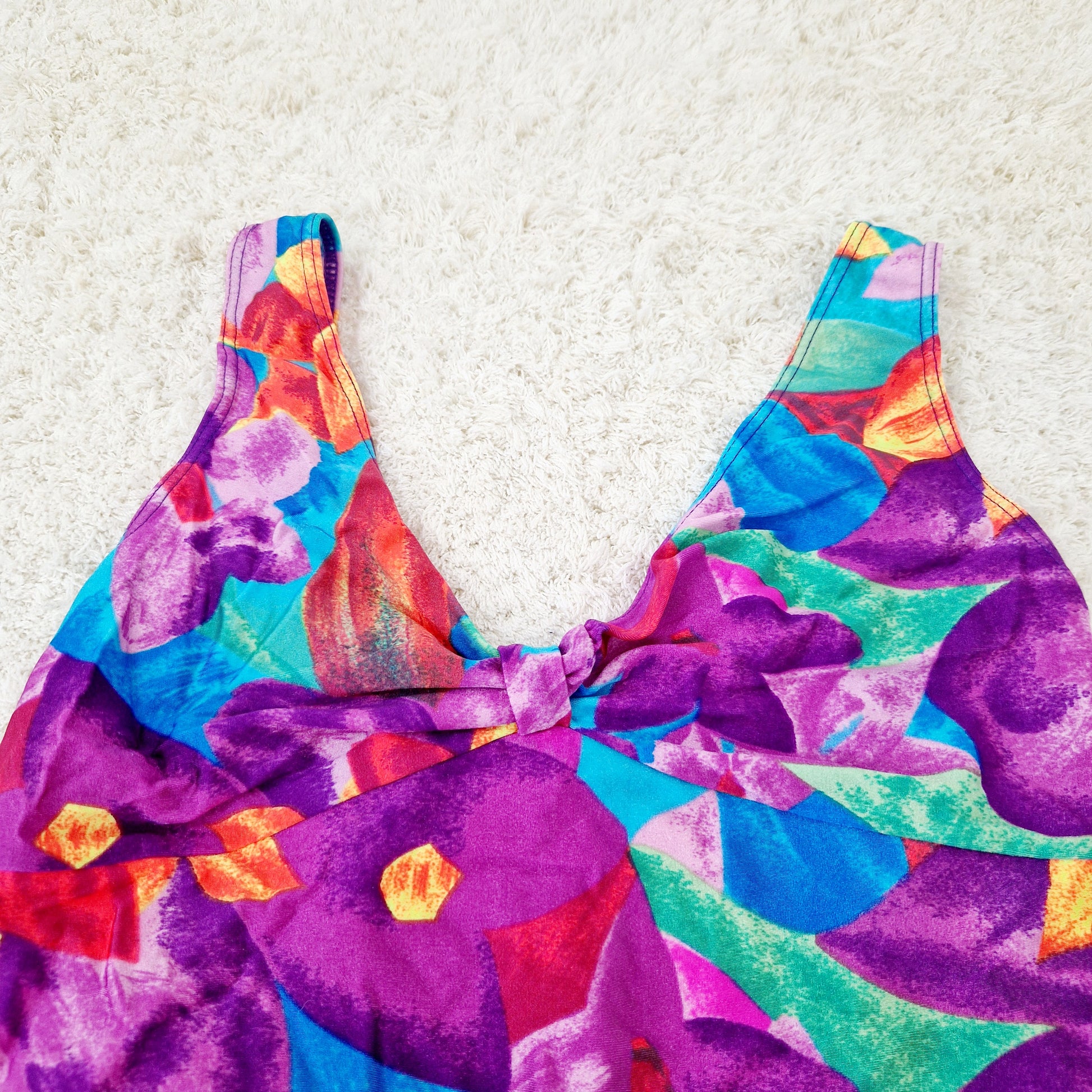 Einzigartiger und nachhaltiger Vintage Badeanzug in violett-grün-türkis mit Blumen. Unique and sustainable vintage swimsuit in purple-green-turquois with flowers. Close-up 2.