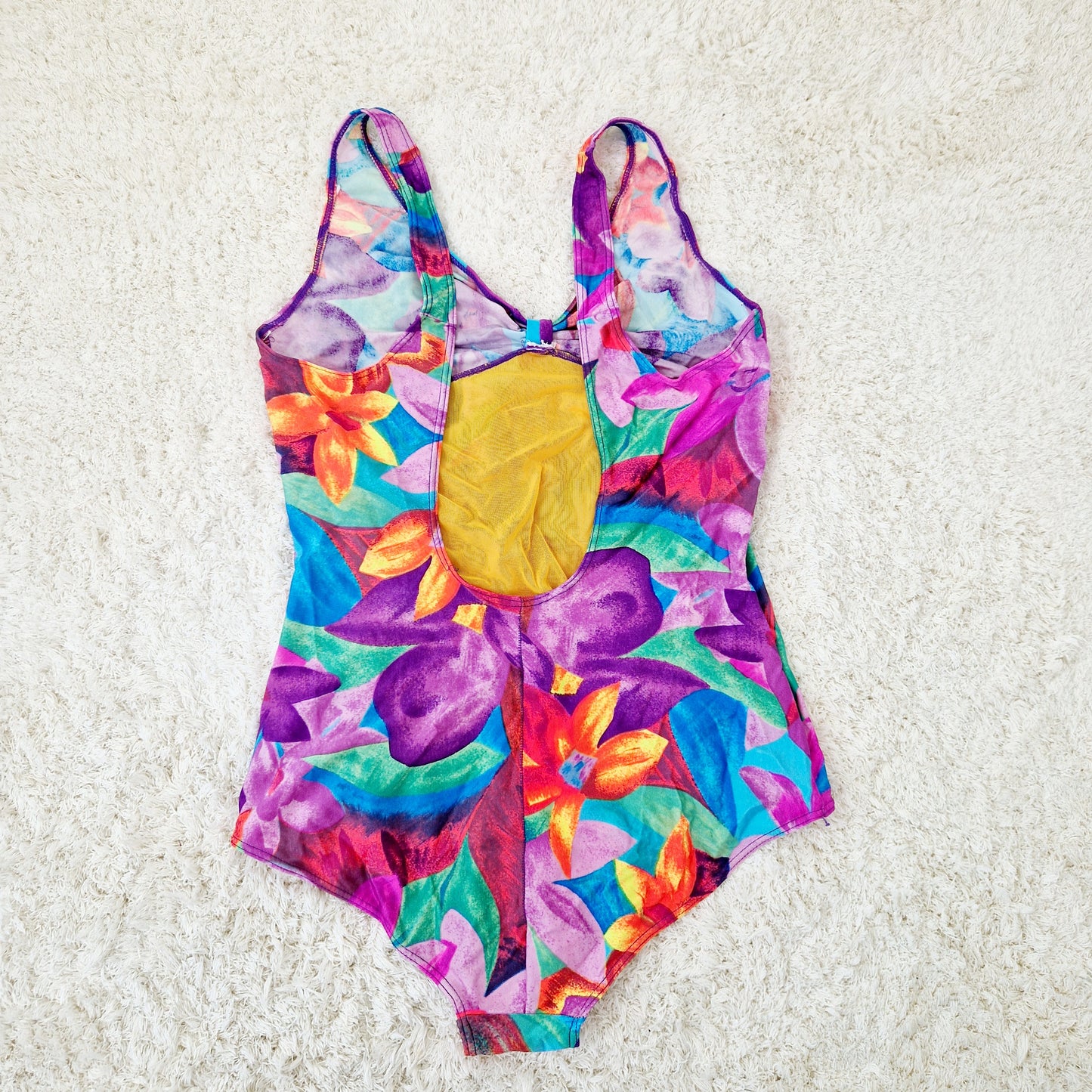Einzigartiger und nachhaltiger Vintage Badeanzug in violett-grün-türkis mit Blumen. Unique and sustainable vintage swimsuit in purple-green-turquois with flowers. Back.
