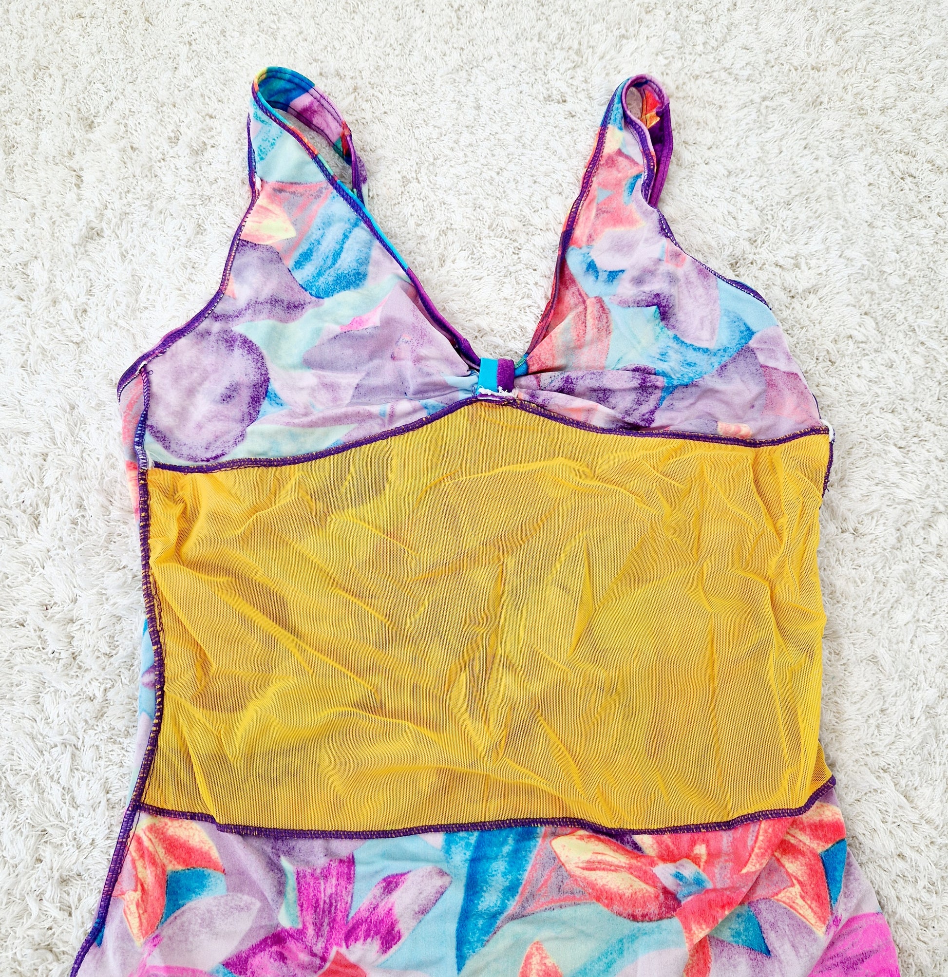Einzigartiger und nachhaltiger Vintage Badeanzug in violett-grün-türkis mit Blumen. Unique and sustainable vintage swimsuit in purple-green-turquois with flowers. Inside out.