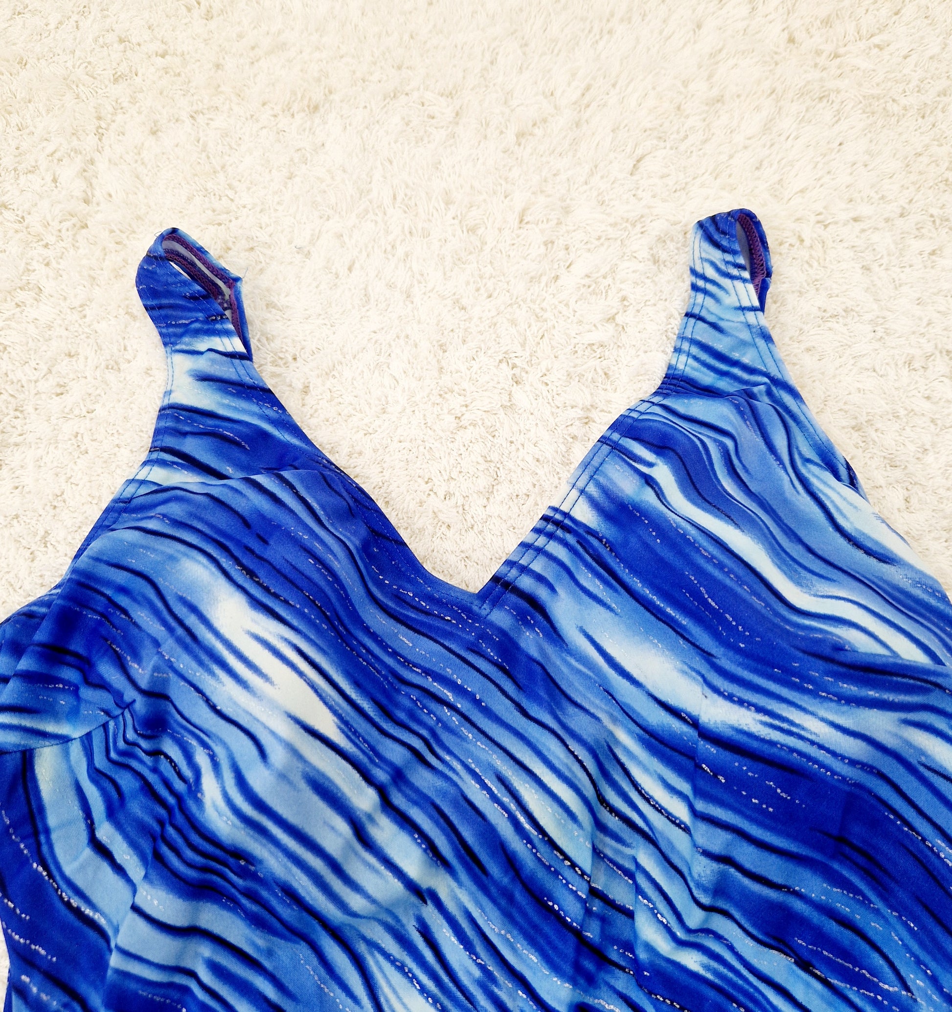 Einzigartiger und nachhaltiger Vintage Badeanzug in dunkelblau-hellblau-silber mit Streifen. Unique and sustainable vintage swimsuit in dark blue-light blue-silver with stripes. Close-up 2.