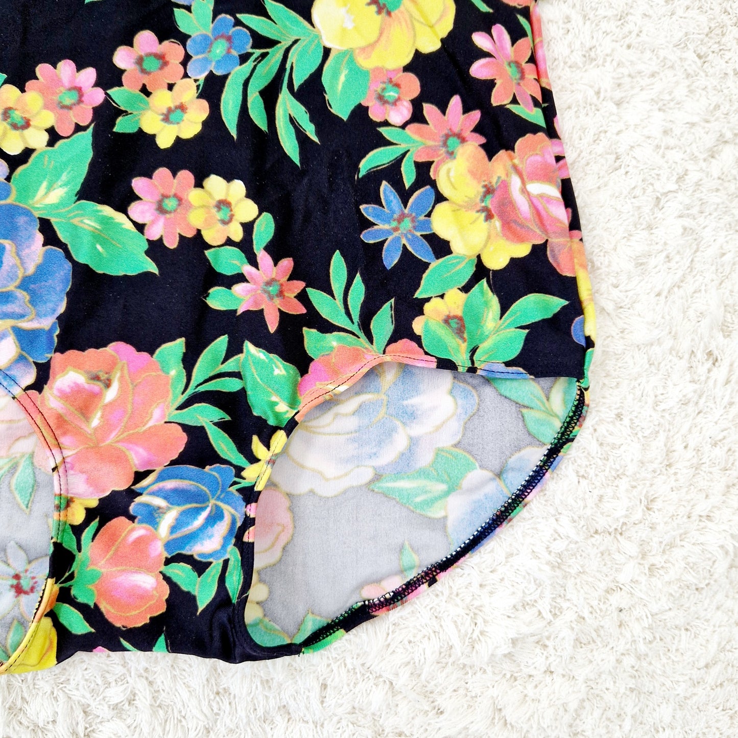 Einzigartiger und nachhaltiger Vintage Badeanzug in schwarz-gelb-rosa mit Blumen. Close-up 2.