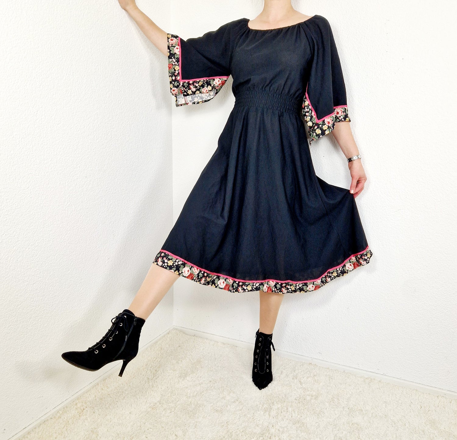 Einzigartiges und nachhaltiges Vintage Kleid in Schwarz mit Blumen und Trompetenärmeln. Unique and sustainable vintage dress in black with flowers and trompet sleeves. Model.