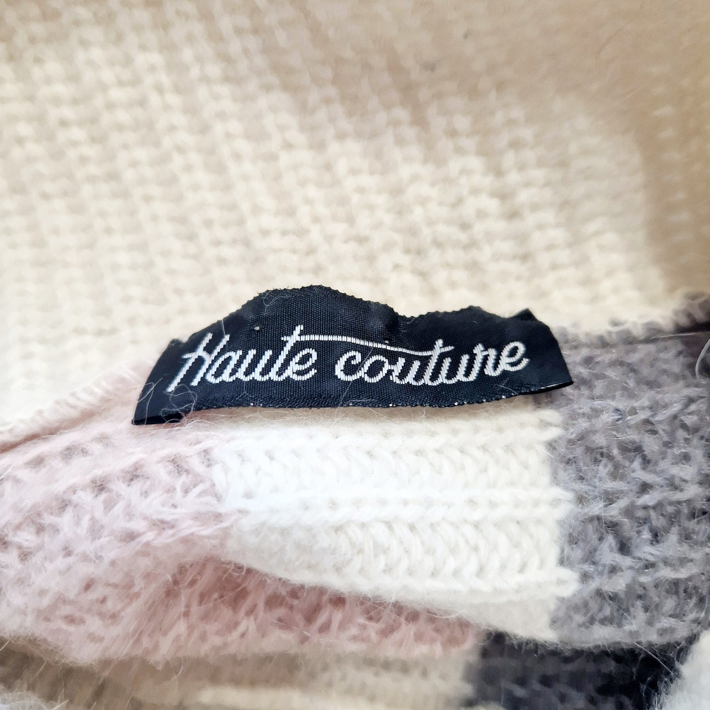 Einzigartiger und nachhaltiger Vintage Pullover in weiss-rosa-grau. Unique and sustainable vintage pullover in white-pink-grey. Tag.